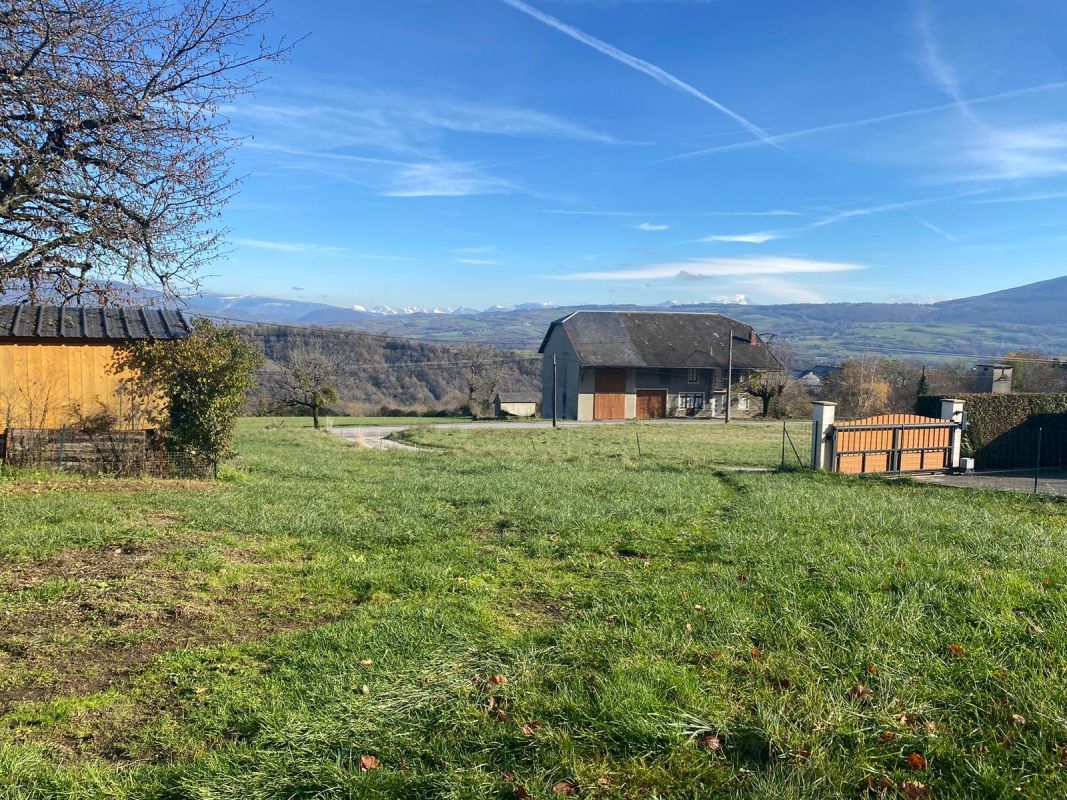 Charmant terrain de 919 m² avec vue sur les montagnes